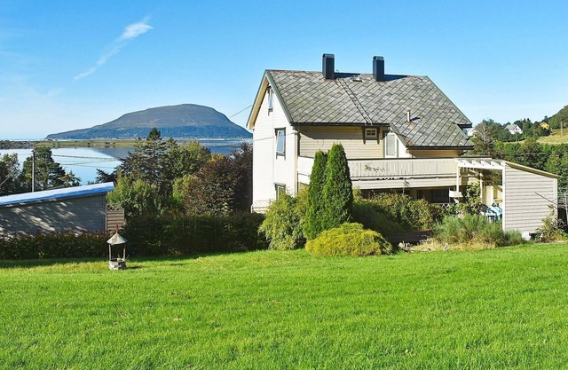 9 person holiday home in Søvik