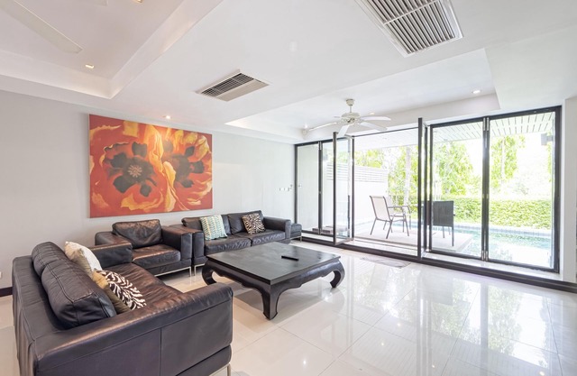 9 person townhouse, private pool, 10 mins to Patong beach, shopping & nightlife.