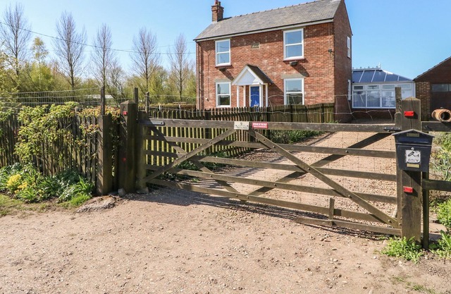 9 TYDD LOW ROAD, family friendly, with open fire in Tydd St Mary