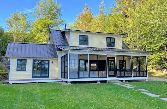 91WR Lake vibes and views at this waterfront home in the White Mountains! Dog Friendly!