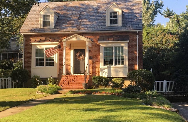 94 Five Star Reviews located in the City of Annapolis in a quiet neighborhood!