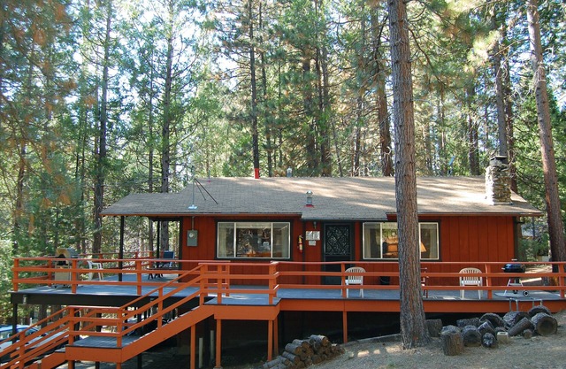 (9B) Deer Hollow at The Redwoods In Yosemite