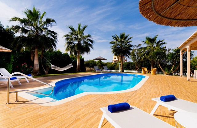 A beautiful 2-bedroom villa Pelagos, a private pool, bar, BBQ and large garden