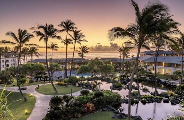 A BEAUTIFUL OCEANFRONT RESORT, 2BDRM, Full Kitchen, wifi, pool & bar, fitness