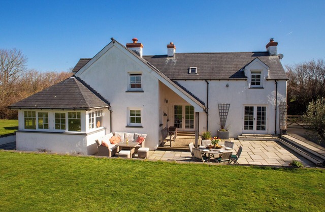 A beautiful property for 6 with expansive lawns, minutes from the beach