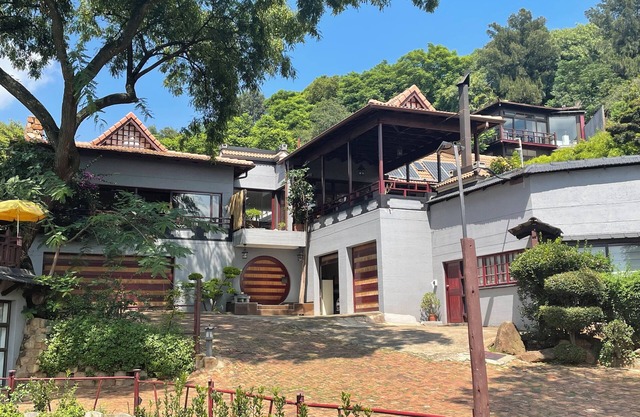A beautiful spacious tranquil house to rejuvenate in the heart of Northcliff.