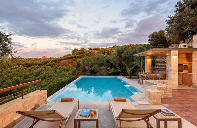 A beautiful villa with private pool, located in a peaceful area 7km from Chania