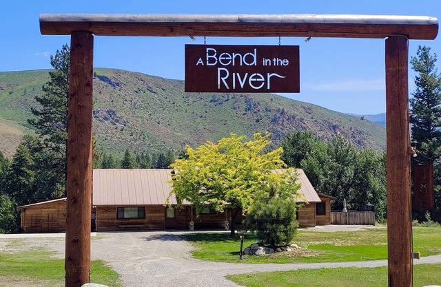 A Bend in The River Lodge-Main Floor Option, Dog Friendly, 4 Bedrooms, Sleeps 20