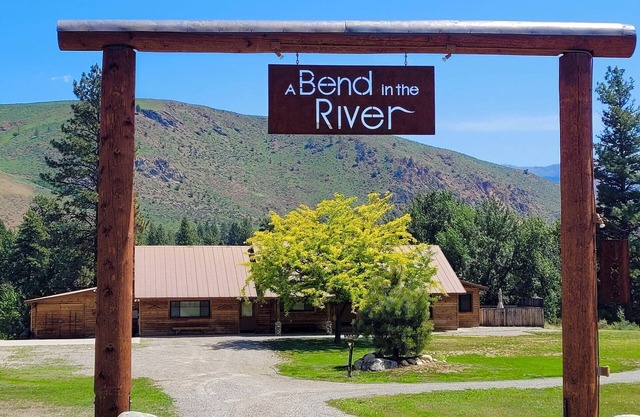 A Bend in the River Lodge-2 Bedroom option, Dog Friendly, Close to Winthrop!