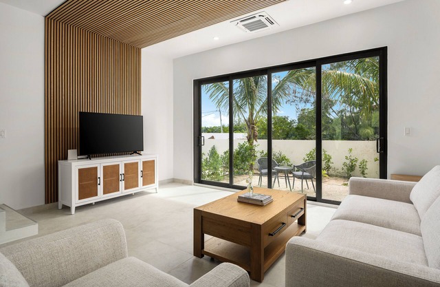 A Big Deal! Seascape villa-style Townhome Grace Bay, Beach access, Gym, Fish Fry