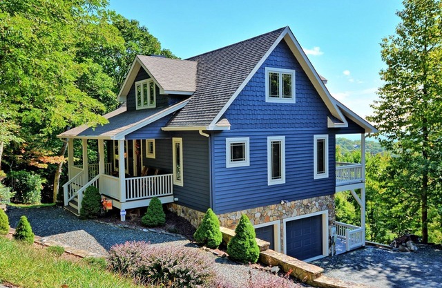 A Blue Bear Lodge-Open for Bookings! Views, Ping Pong, Fire Pit, AC