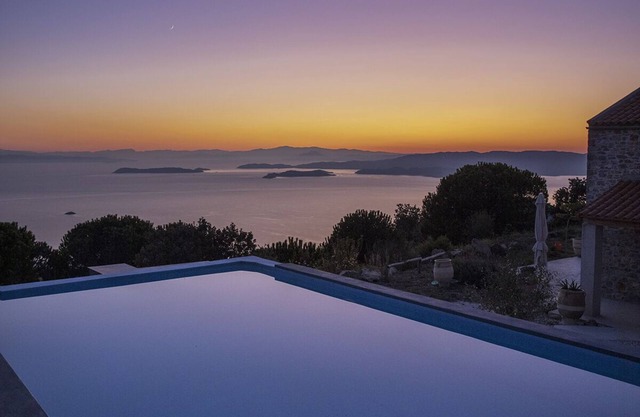 A breathtaking pool villa in 3 units Close To The Gods