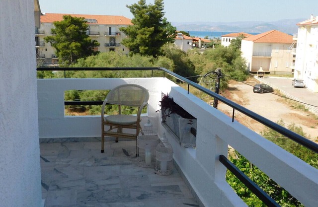 A Bright Home-Away-From-Home with big balcony, Castle view and Netflix!