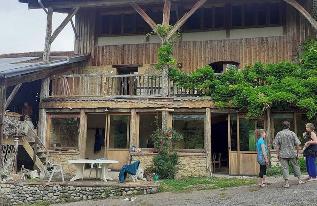 A bucolic getaway in a large detached house with activity room