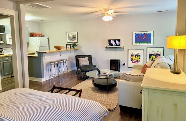 A Charming 1-bed Loft Apt 1.8mi to UGA in delightful Athens GA Lake neighborhood