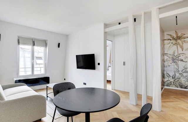 A Charming 1-BR/1BA in Montmartre