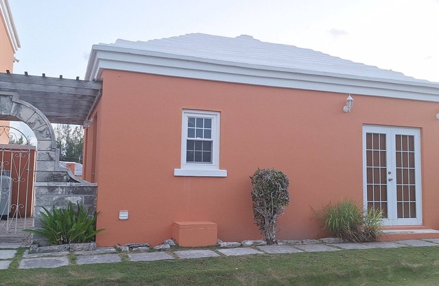 A charming, peaceful cottage in awesome Sandy's, Bermuda with WiFi, AC,