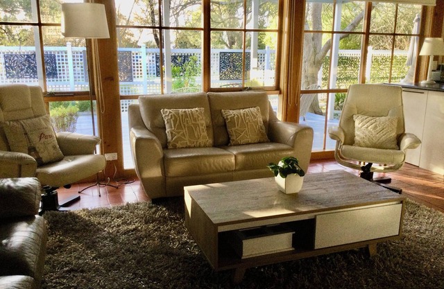 A comfortable 2 storey house with undercover outdoor eating area,fire pit & wifi