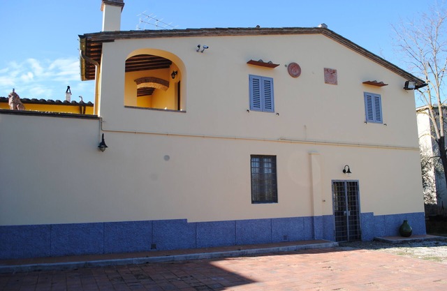 A comfortable apartment in the Tuscan countryside next to the city center.