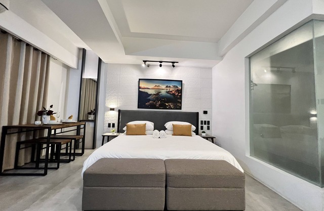 A comfy, chic, spacious room with parking and Pet-Friendly!
