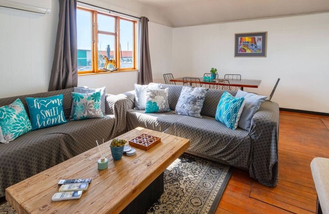 A comfy family stay near Hornby Mall Sleeps 8