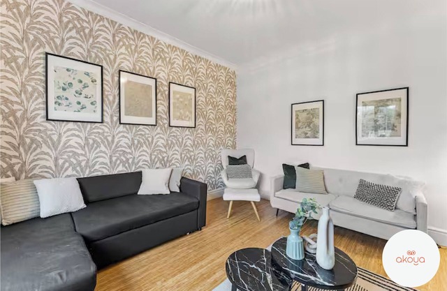 A Contemporary Cotswold Grace-Beautiful 4Bed Haven