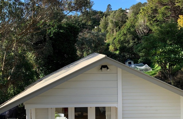 A cosy cabin, near Ōtari bush, and only minutes to Wellington CBD with sauna!