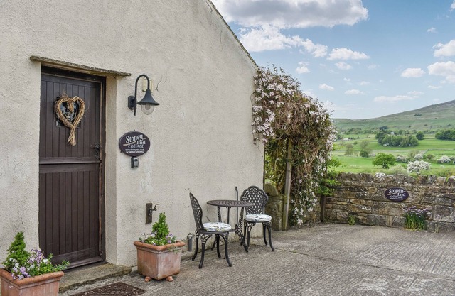 A cosy cottage with spectacular views and optional hot tub.