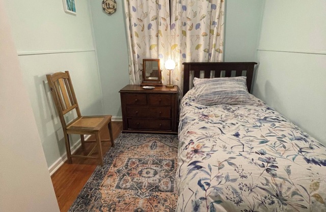 A cosy garden cottage, just 400m to the surf beach.
