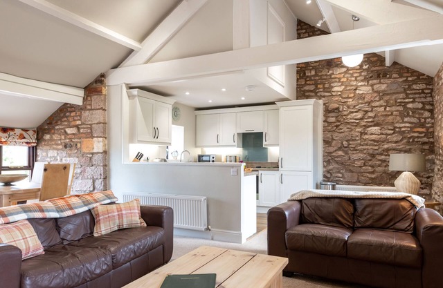 A cottage that sleeps 4 guests in 2 bedrooms