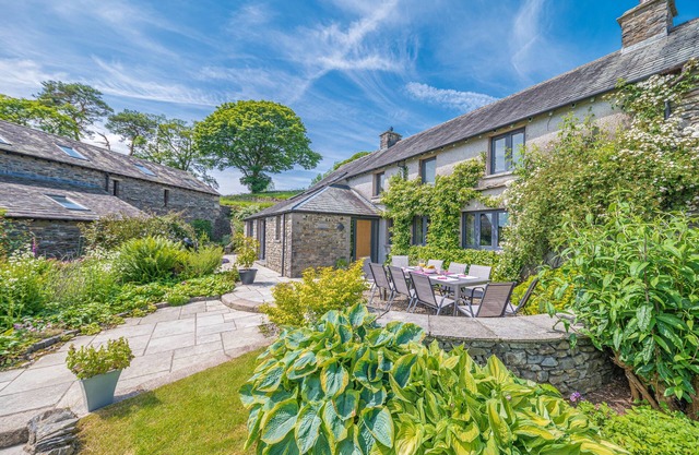 A cottage that sleeps 10 guests in 5 bedrooms