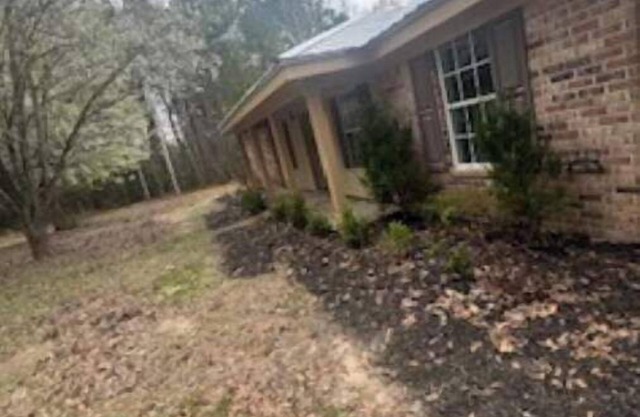 A country Private retreat nestled 2 miles from Paul B johnson And Camp Shelby.