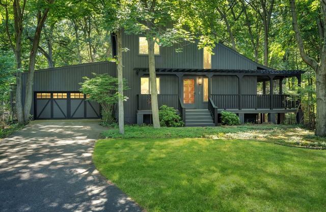 A Cozy Cabin In The Woods & 1/2 A Mile From The Beach, with Firepit