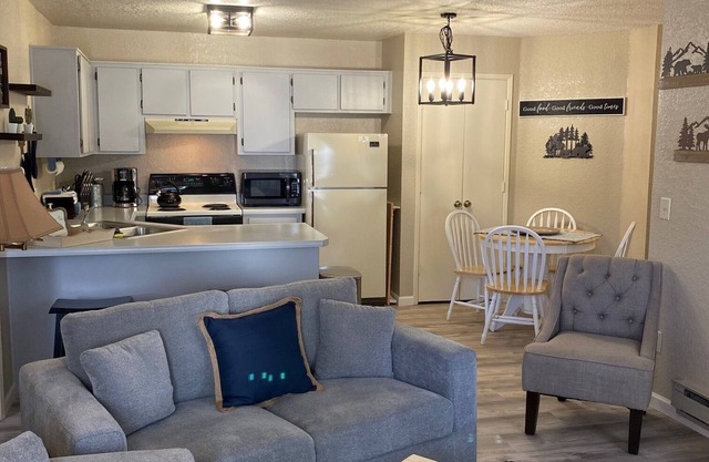 A Cozy White Mountain Condo Retreat