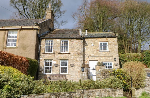 A D COACH HOUSE, pet friendly, character holiday cottage in Reeth