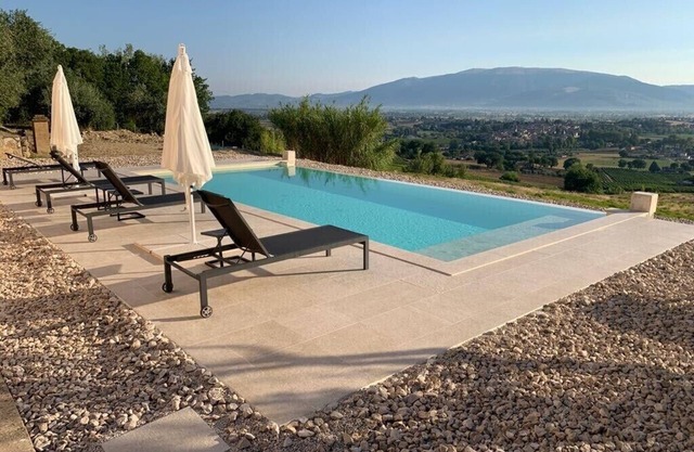 A deluxe Villa with an amazing park and infinity pool in Bevagna