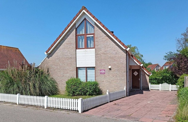 A detached 6-person bungalow with approx. 102m2 of living comfort and a lovely garden right by the water.
