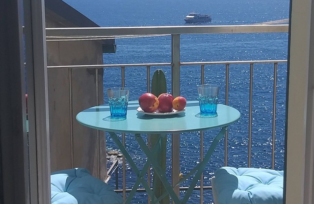 A few meters from the sea, with sea view balconies in the 5 Terre park.