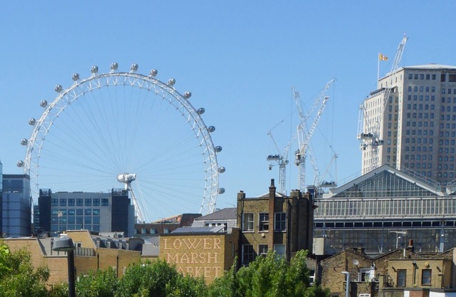 A flat with a (London Eye) view. Bright, comfortable flat in the heart of London