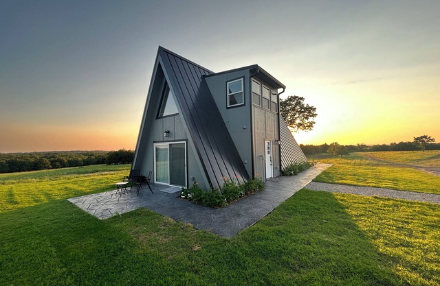 A-Frames at Harmony Hills, Exotic Animal Jeep Tours, Hot Tub, 320 Acre Ranch