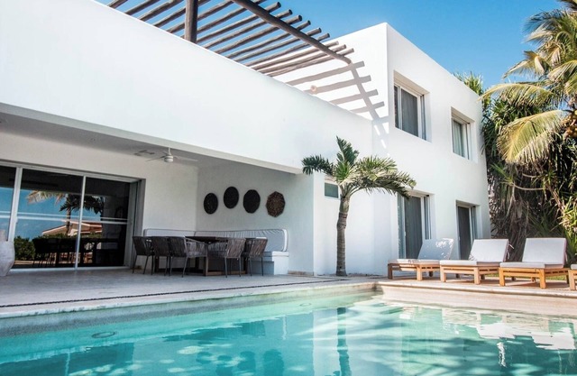 A Graceful Home for a Chic Beach Getaway
