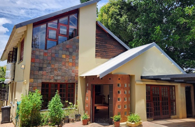 A Grown-ups' tranquil retreat in Parktown North/Rosebank