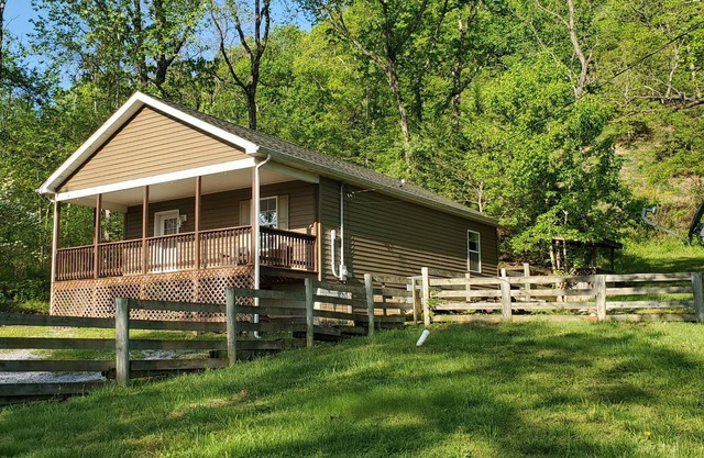 A HAPPY PLACE-River access,beautiful views only 15 minutes to town