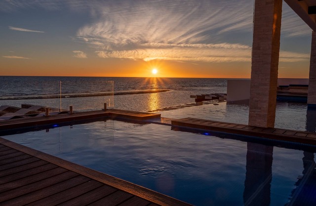 A Hidden Paradise: Spacious Beachfront Oasis - Perfect for Families and Retreats