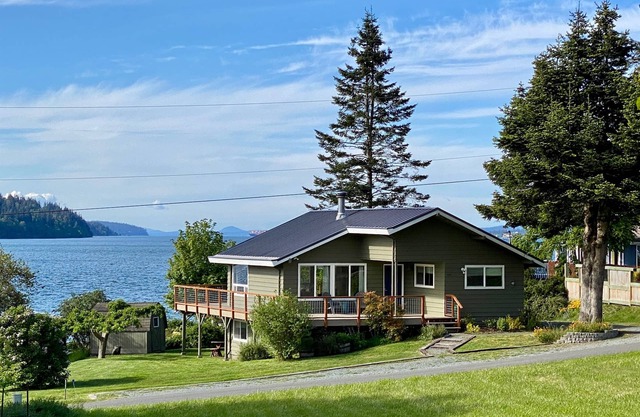 A Home On The Harbor- Beach, Water Views, Quiet