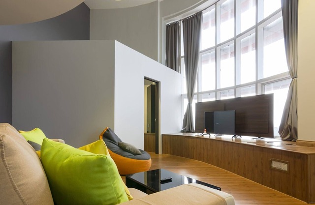 A Homely High Floor 2BR Empire City Loft