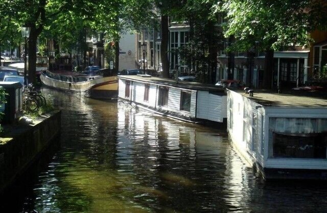 A houseboat in the old center