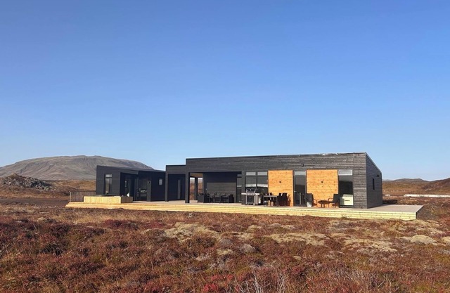 A peaceful, private luxury retreat w/hot tub in the heart of the Golden Circle