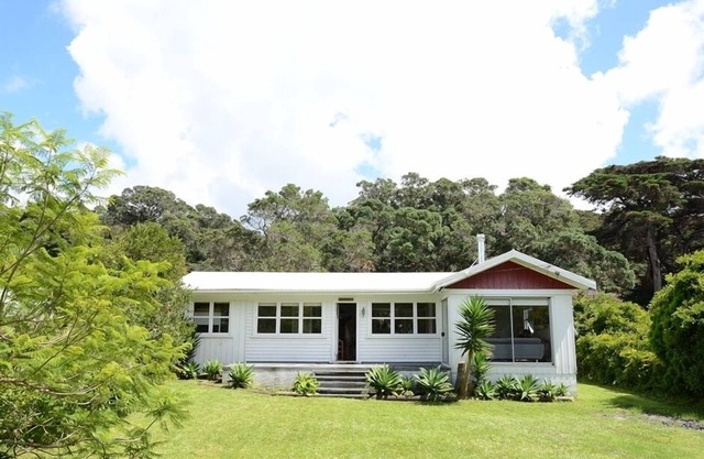 A Kiwi Classic - beautiful bach in Whangateau