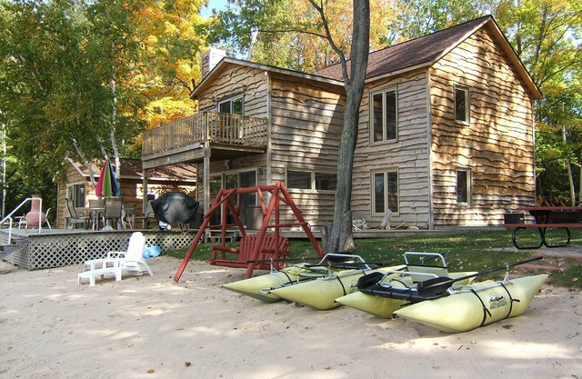 A Lakeside Delight w/PRIVATE Beach & Dogs Welcome